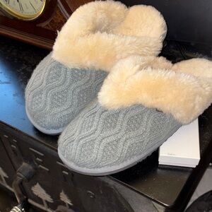 Elegant Gray Women's Slippers with Plush Lining